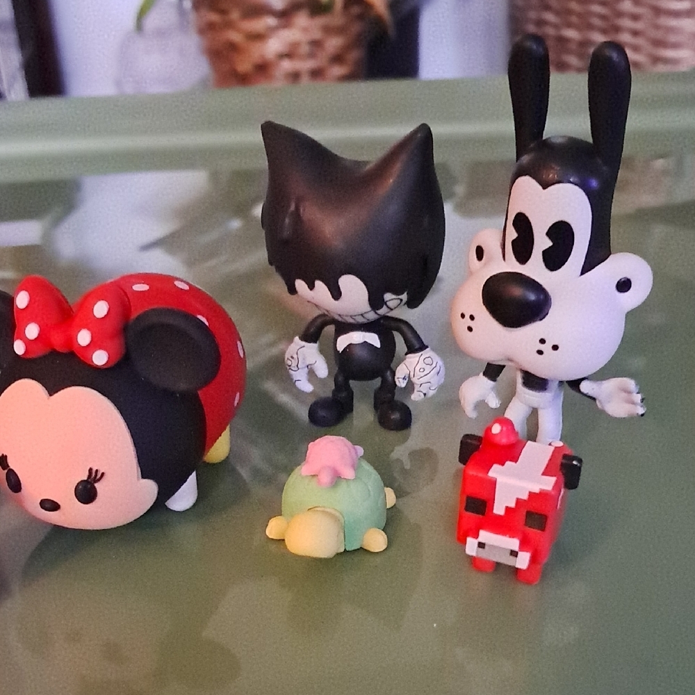 SET OF 9 RANDOM FIGURES - Picture 2 of 3